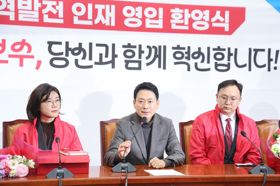 인재 영입 환영하는 장동혁 대표