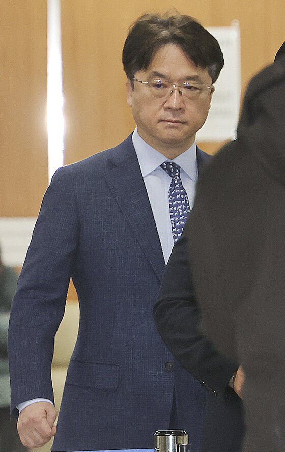 본문 이미지 - 박현종 전 bhc 회장이 25일 서울 서초구 중앙지법에서 '60억원대 배임횡령' 특정경제범죄가중처벌등에관한법률위반 협의로 공판에 출석하고 있다. 2026.2.25 ⓒ 뉴스1 김명섭 기자