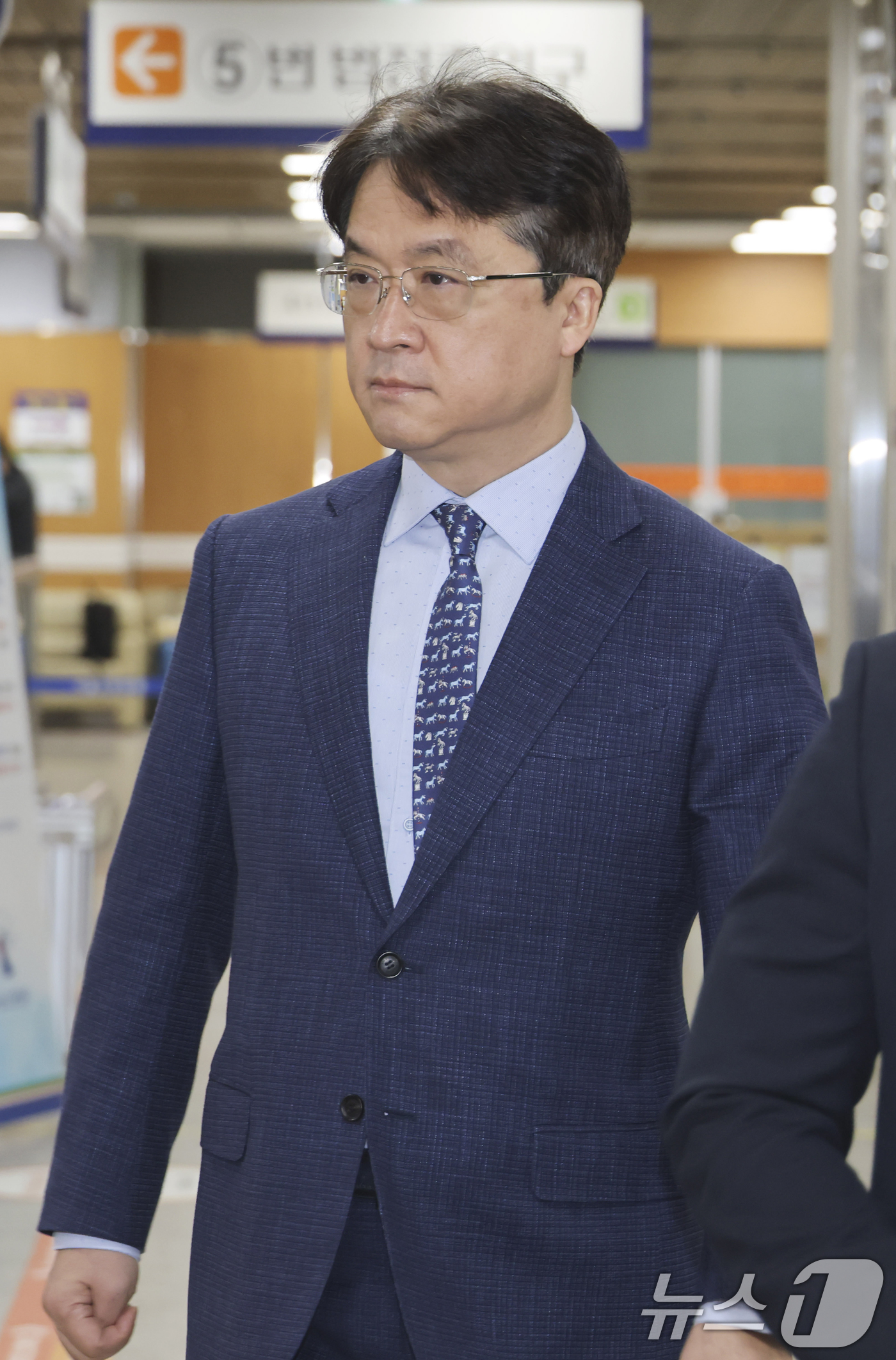 (서울=뉴스1) 김명섭 기자 = 박현종 전 bhc 회장이 25일 서울 서초구 중앙지법에서  '60억원대 배임횡령'  특정경제범죄가중처벌등에관한법률위반 협의로 공판에 출석하고 있다. …