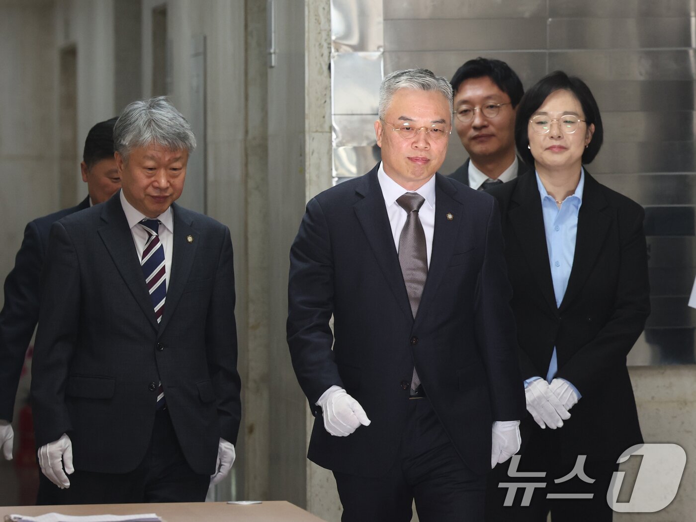 본문 이미지 - 권창영 2차 종합특검팀 특별검사(가운데)와 특검보들이 25일 경기 과천시 2차 종합특검팀 사무실 앞에서 열린 현판식에 참석하고 있다. 2026.2.25 ⓒ 뉴스1 김영운 기자