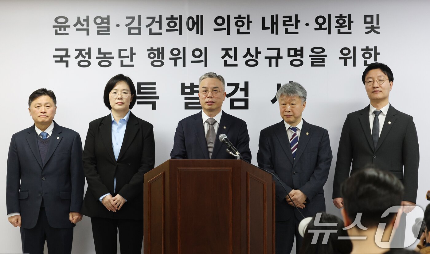 본문 이미지 - 권창영 2차 종합특검팀 특별검사(가운데)가 25일 경기 과천시 2차 종합특검팀 사무실에서 입장발표를 하고 있다. 2026.2.25 ⓒ 뉴스1 김영운 기자
