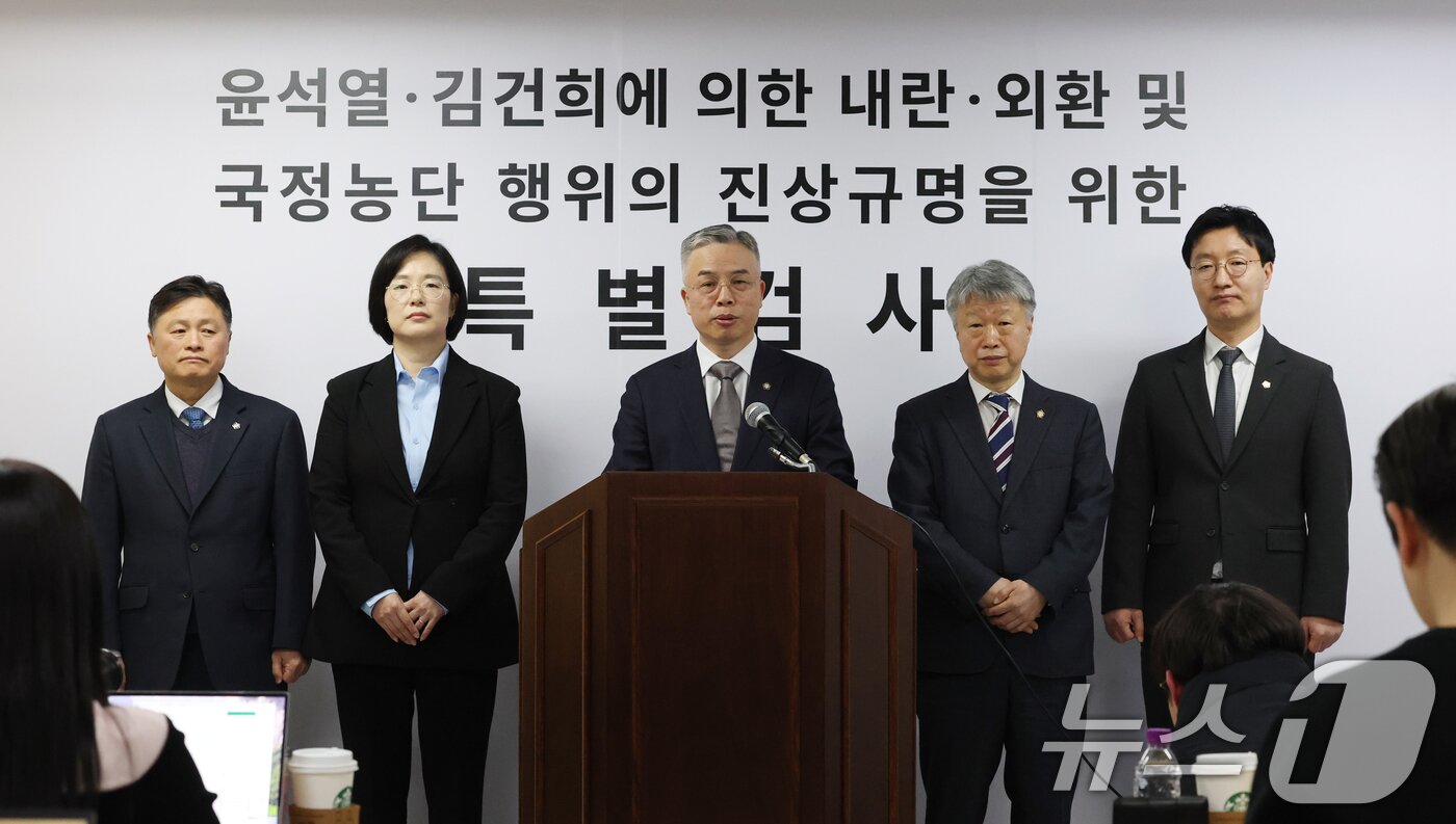 본문 이미지 - 권창영 2차 종합특검팀 특별검사(가운데)가 25일 경기 과천시 2차 종합특검팀 사무실에서 입장발표를 하고 있다. 2026.2.25 ⓒ 뉴스1 김영운 기자