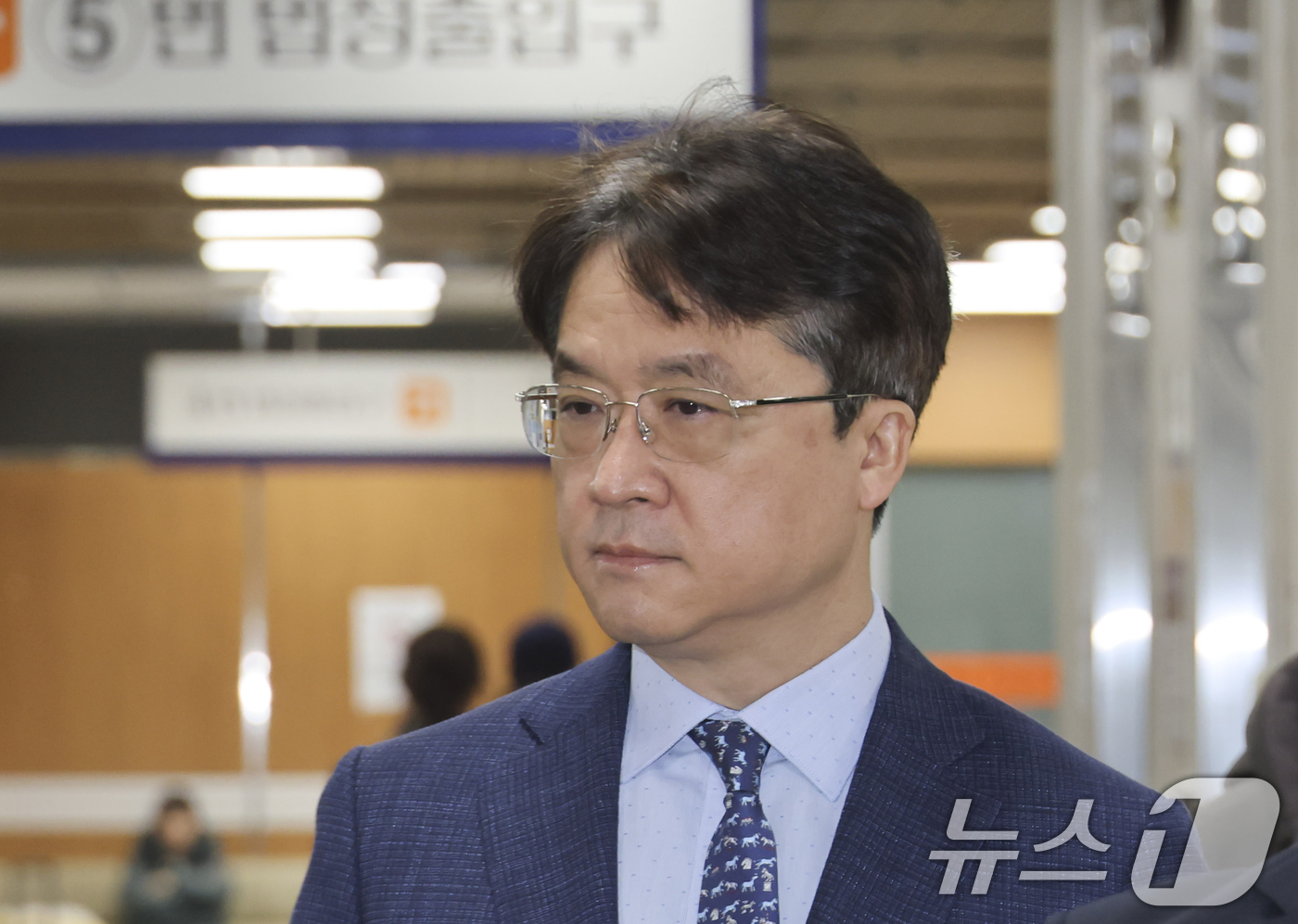 (서울=뉴스1) 김명섭 기자 = 박현종 전 bhc 회장이 25일 서울 서초구 중앙지법에서  '60억원대 배임횡령'  특정경제범죄가중처벌등에관한법률위반 협의로 공판에 출석하고 있다. …