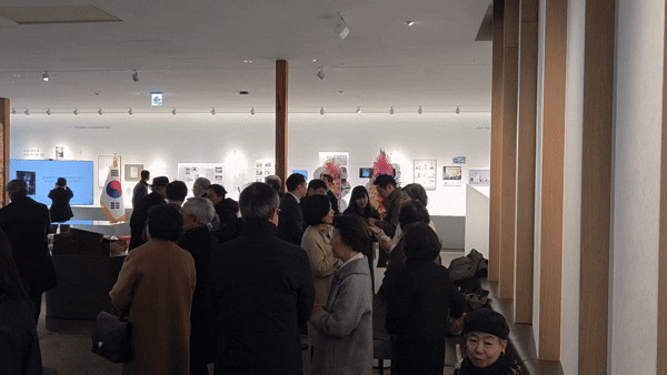 본문 이미지 - 독립운동가 '민강' 전기 출판기념회에 참여한 시민들이 담소를 나누고 있다. 2026. 2. 25/뉴스1 황진중 기자