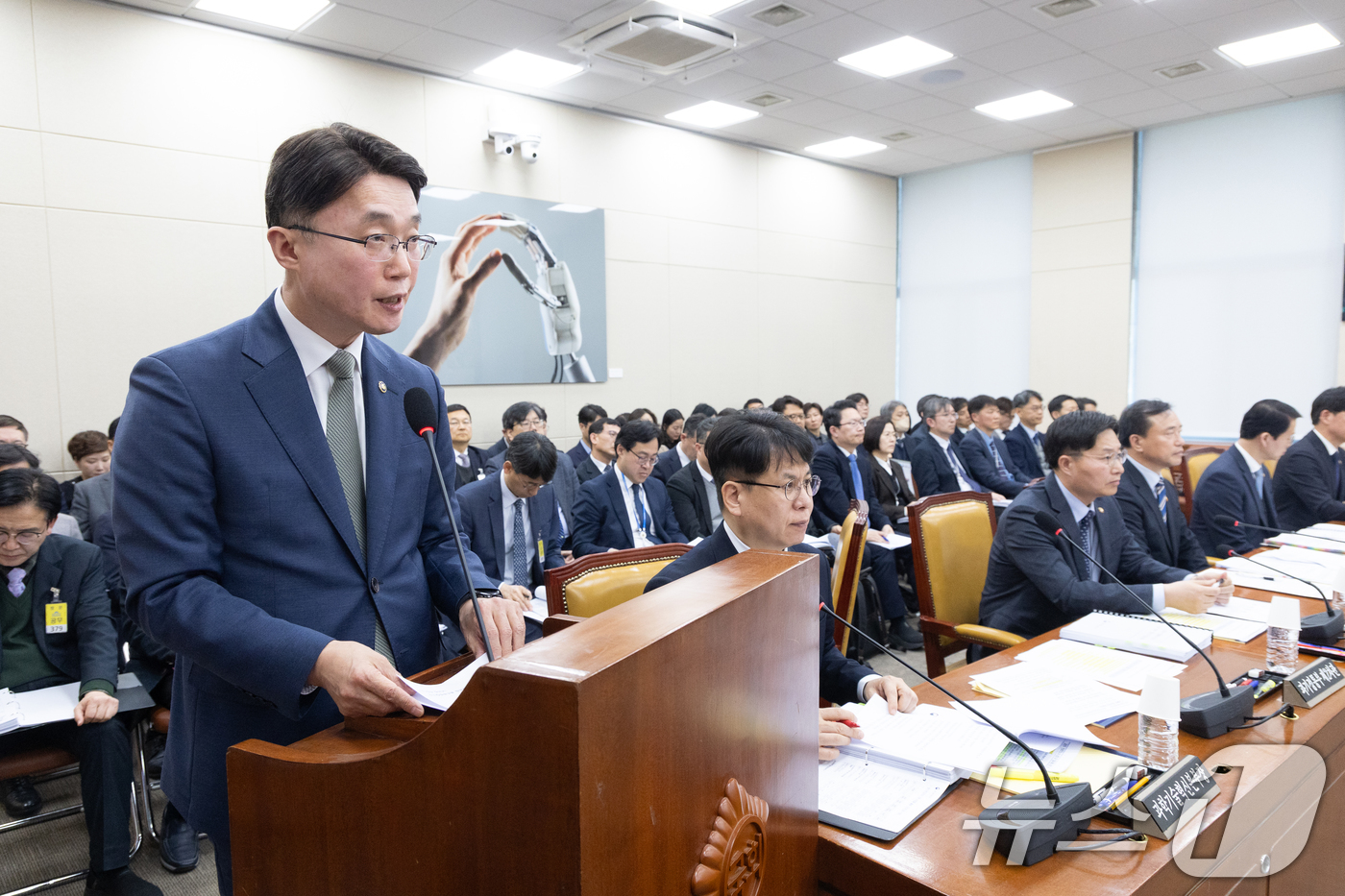 (서울=뉴스1) 이승배 기자 = 류제명 과학기술정보통신부 제2차관이 25일 서울 여의도 국회에서 열린 제432회국회(임시회) 과학기술정보방송통신위원회 제3차 전체회의에서 법안 통과 …