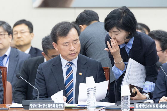 자료 살펴보는 김종철 방송미디어통신위원장