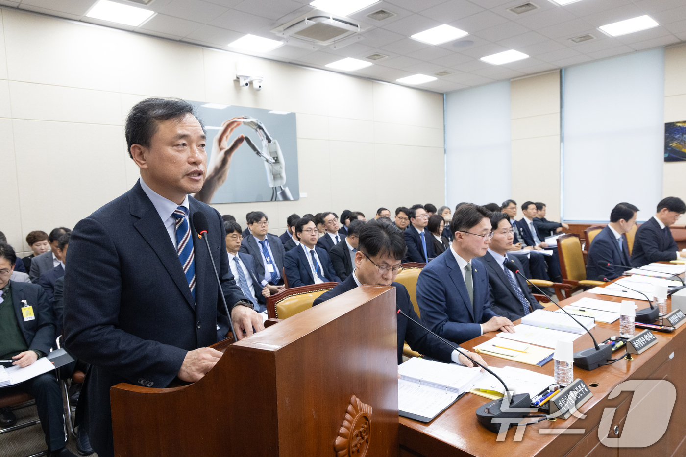 (서울=뉴스1) 이승배 기자 = 김종철 방송미디어통신위원장이 25일 서울 여의도 국회에서 열린 제432회국회(임시회) 과학기술정보방송통신위원회 제3차 전체회의에서 법안 통과 감사 …