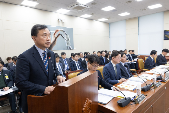 법안 통과 감사 인사말하는 김종철 방송미디어통신위원장
