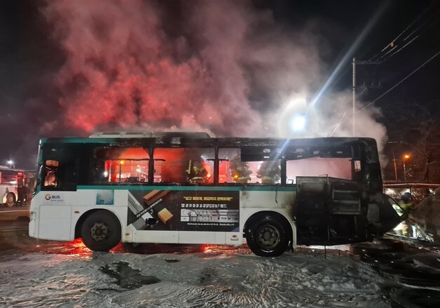 광명 버스차고지 주차된 버스서 불…30분 만에 진화