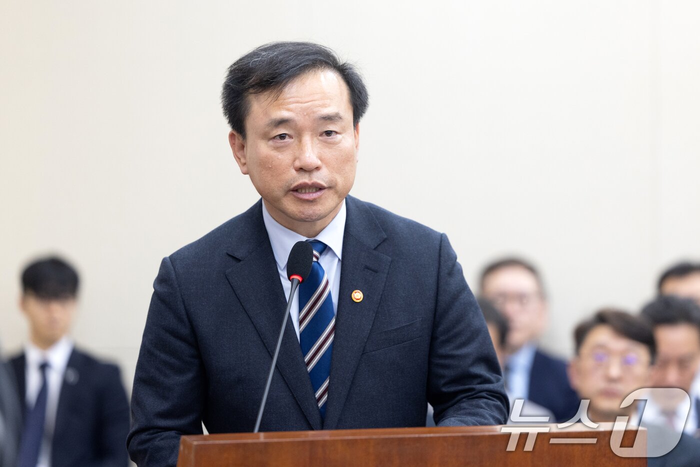 본문 이미지 - 김종철 방송미디어통신위원장이 25일 서울 여의도 국회에서 열린 제432회국회(임시회) 과학기술정보방송통신위원회 제3차 전체회의에서 법안 통과 감사 인사말을 하고 있다. 2026.2.25 ⓒ 뉴스1 이승배 기자