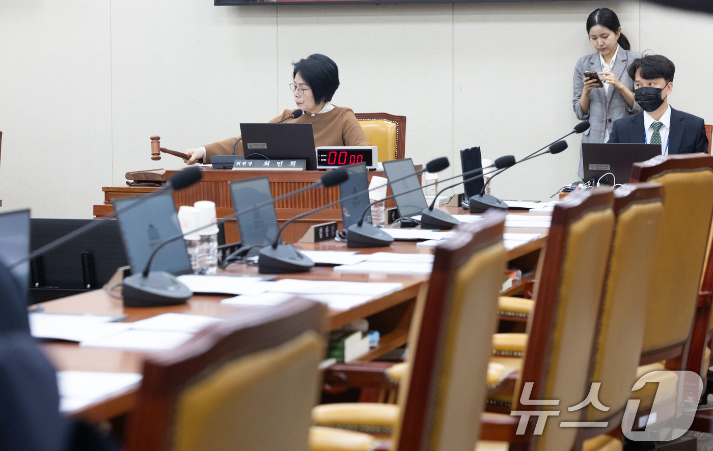 (서울=뉴스1) 이승배 기자 = 25일 서울 여의도 국회에서 열린 제432회국회(임시회) 과학기술정보방송통신위원회 제3차 전체회의에서 최민희 위원장이 의사봉을 두드리는 가운데 국민 …