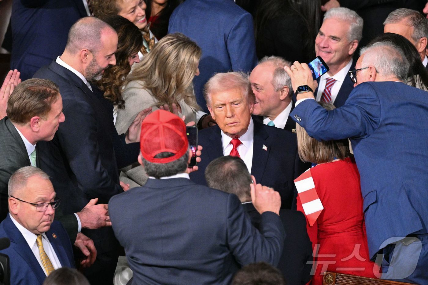 본문 이미지 - 24일(현지시간) 도널드 트럼프 미국 대통령이 2기 첫 국정 연설 전 워싱턴 DC 미국 국회의사당 하원 회의장에 입장하고 있다. 2026.02.24. ⓒ AFP=뉴스1