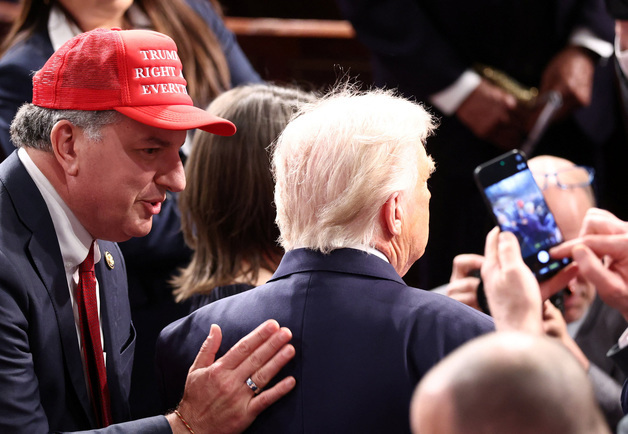 [포토] 美하원 회의장 입장하는 트럼프