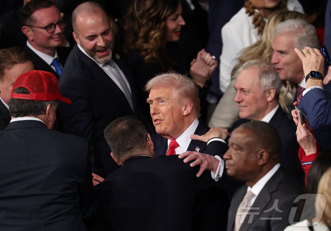 (워싱턴 DC AFP=뉴스1) 이정환 기자 = 24일(현지시간) 도널드 트럼프 미국 대통령이 2기 첫 국정 연설 전 워싱턴 DC 미국 국회의사당 하원 회의장에 입장하고 있다. 20 …