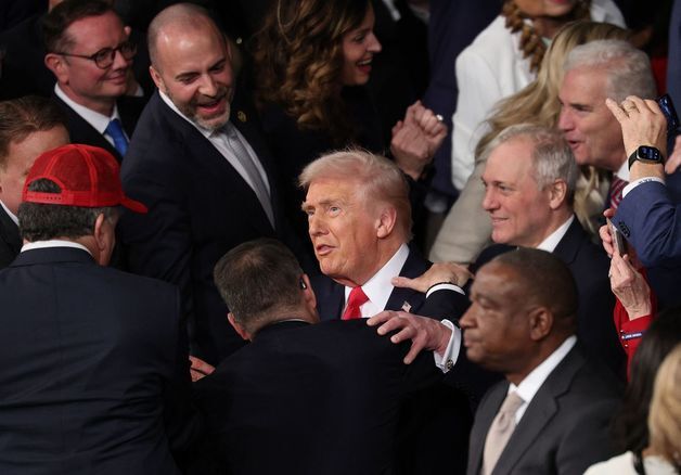 [포토] 美하원 회의장 입장하는 트럼프