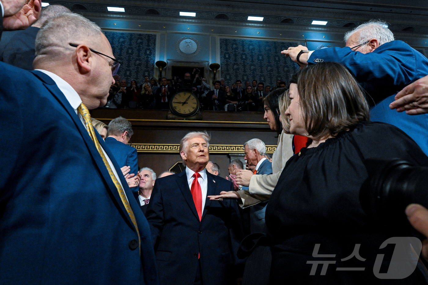 (로이터=뉴스1) 임세영 기자 = 트럼프 대통령이 24일(현지시간) 미국 워싱턴 D.C.의 국회의사당 하원 회의장에서 열린 의회 합동 회의에서 두 번째 임기 첫 국정 연설을 하기 …