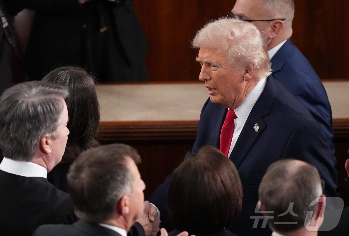 (워싱턴DC AFP=뉴스1) 이정환 기자 = 24일(현지시간) 도널드 트럼프 미국 대통령이 2기 첫 국정 연설 전 워싱턴 DC 미국 국회의사당 하원 회의장에 입장하고 있다. 202 …