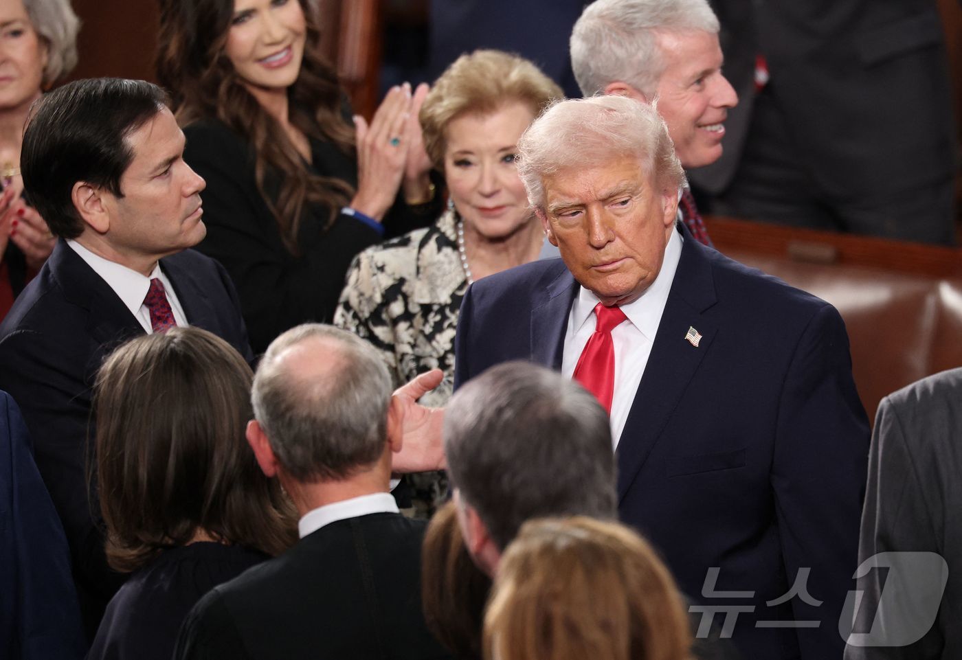 (워싱턴DC AFP=뉴스1) 이정환 기자 = 24일(현지시간) 도널드 트럼프 미국 대통령이 마코 루비오 국무장관(왼쪽)과 대법관들이 지켜보는 가운데 2기 첫 국정 연설 전 워싱턴 …