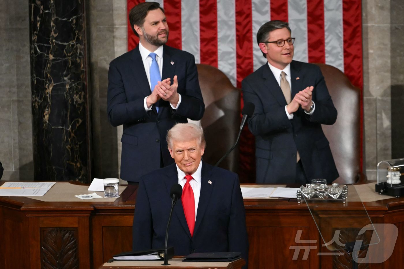 (AFP=뉴스1) 임세영 기자 = 도널드 트럼프 미국 대통령이 24일(현지시간) 미국 워싱턴 D.C.의 국회의사당 하원 회의장에서 국정연설을 하고 있다.ⓒ AFP=뉴스1