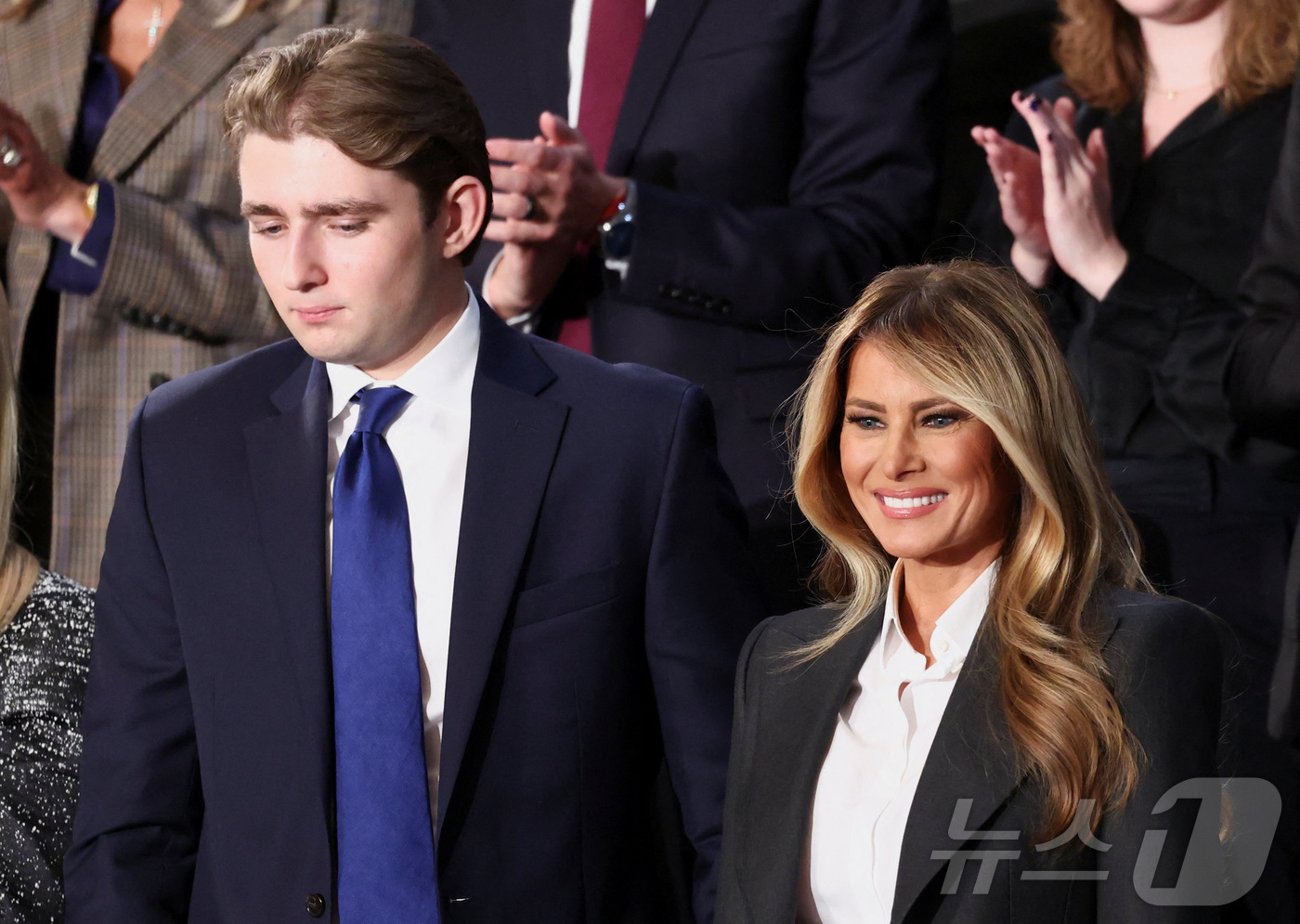 (워싱턴 로이터=뉴스1) 김경민 기자 = 도널드 트럼프 미국 대통령의 부인 멜라니아 여사(오른쪽)와 아들 배런이 24일(현지시간) 워싱턴DC 하원 회의장에서 열린 트럼프 대통령의 …