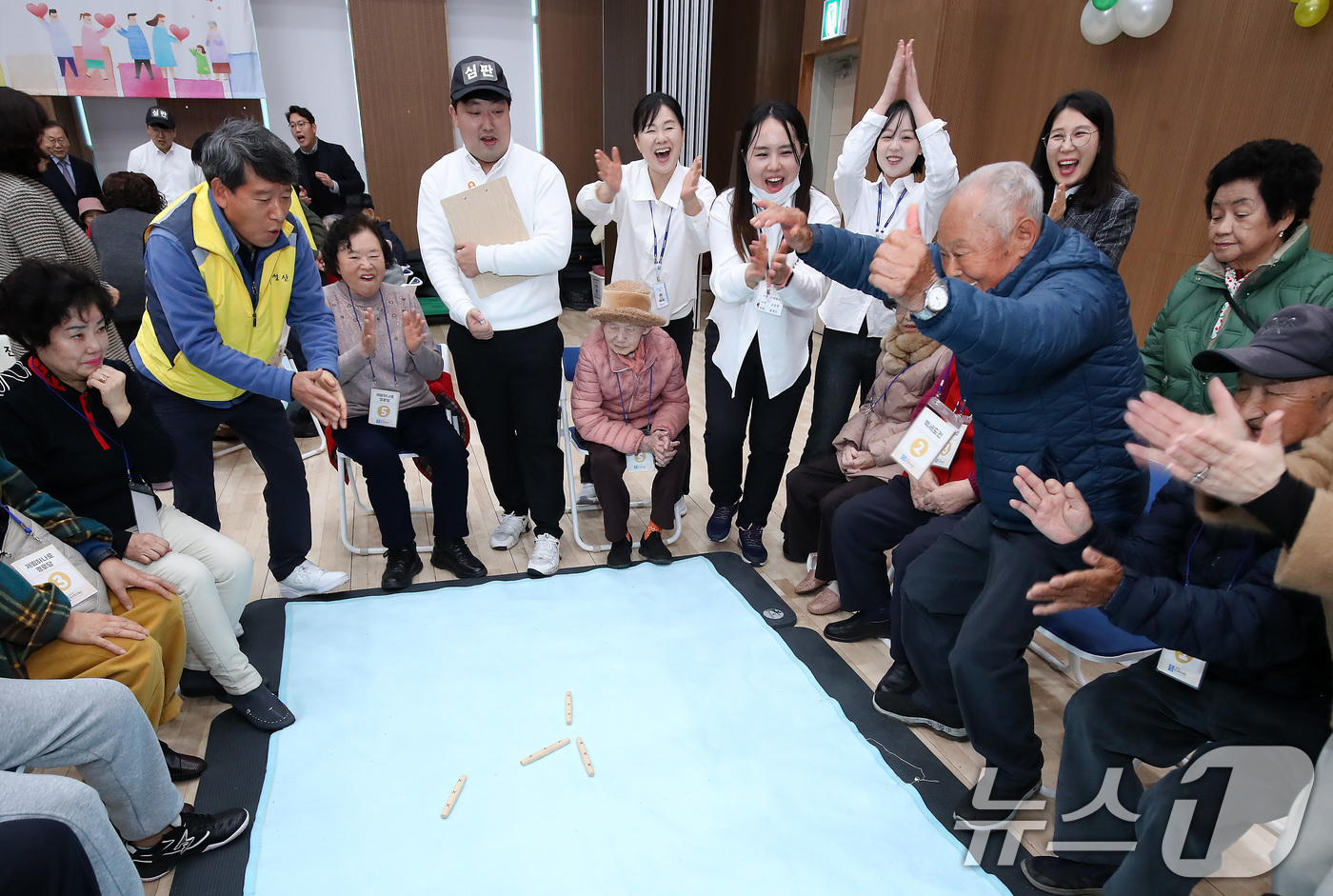 (대구=뉴스1) 공정식 기자 = 25일 대구 달서구 월배노인종합복지관에서 열린 '정월대보름 맞이 달빛 윷놀이 한마당'에 참여한 어르신들이 윷놀이를 즐기고 있다. 이날 행사는 월배지 …