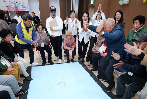 "잡았다" 어르신 신명나는 윷놀이