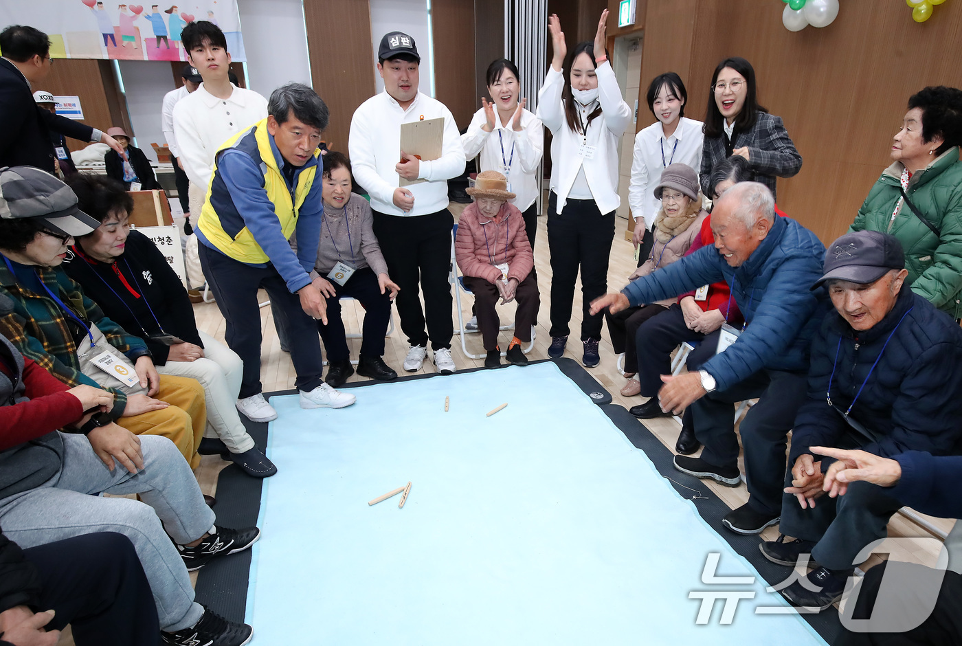 (대구=뉴스1) 공정식 기자 = 25일 대구 달서구 월배노인종합복지관에서 열린 '정월대보름 맞이 달빛 윷놀이 한마당'에 참여한 어르신들이 윷놀이를 즐기고 있다. 이날 행사는 월배지 …