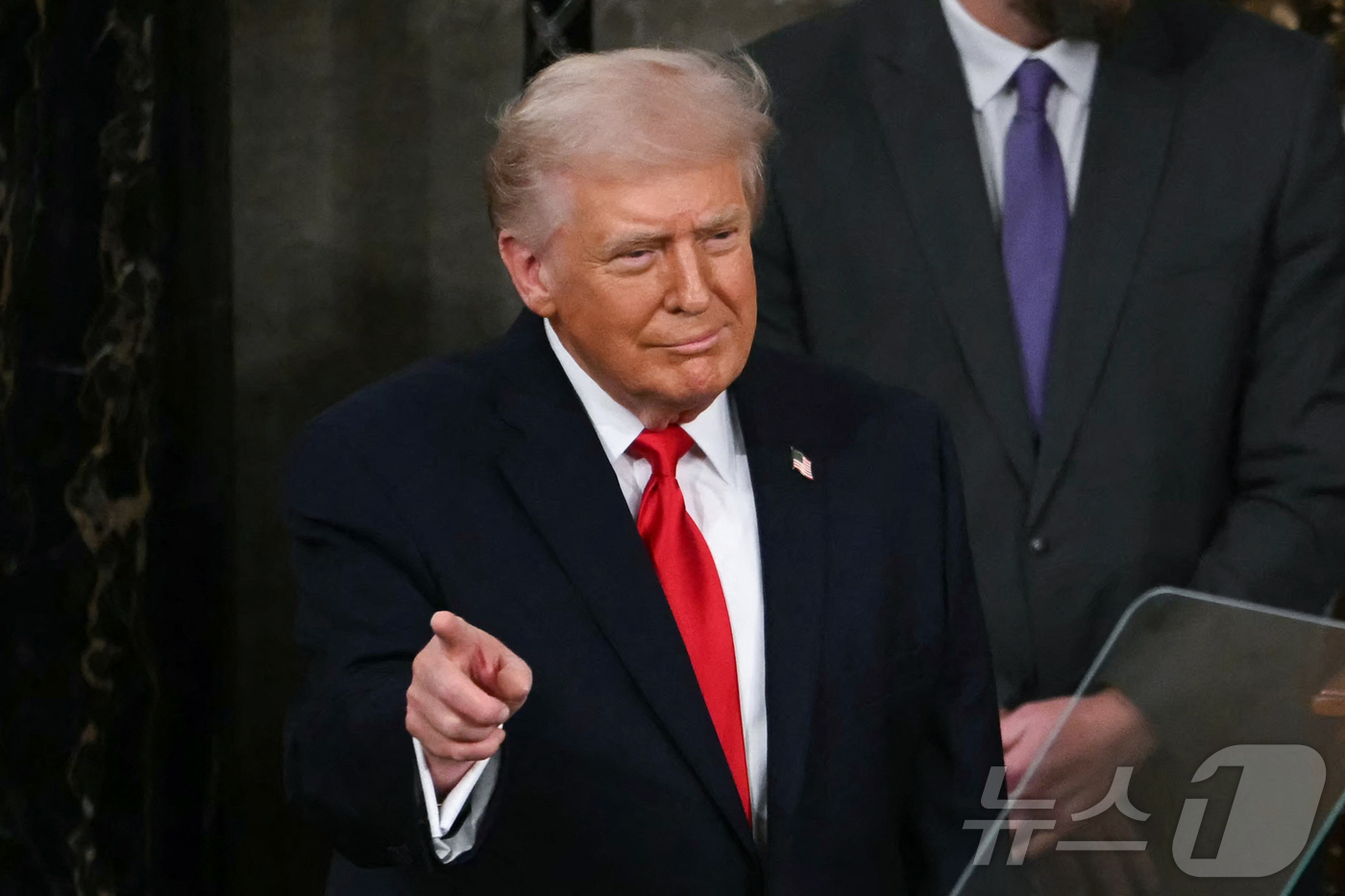 (AFP=뉴스1) 임세영 기자 = 도널드 트럼프 미국 대통령이 24일(현지시간) 미국 워싱턴 D.C.의 국회의사당 하원 회의장에서 국정연설을 하고 있다.ⓒ AFP=뉴스1