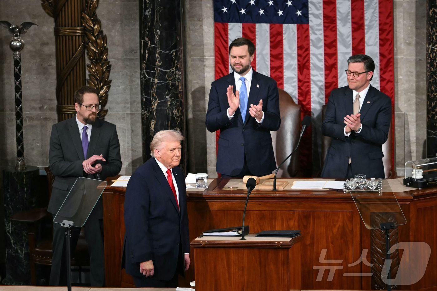 본문 이미지 - 트럼프 대통령이 24일(현지시간) 미국 워싱턴 D.C.의 국회의사당 하원 회의장에서 열린 의회 합동 회의에서 두 번째 임기 첫 국정 연설을 하기 전에 하원 회의장에 들어서고 있다. ⓒ AFP=뉴스1