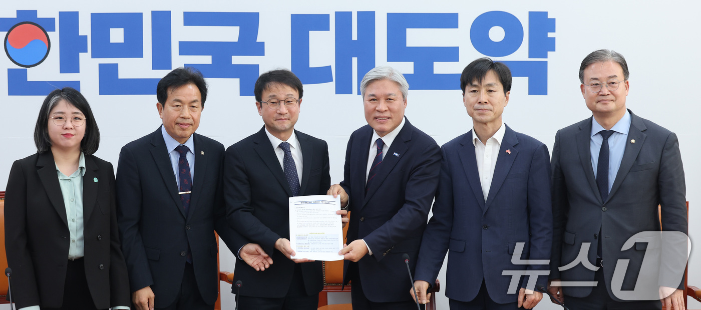 (서울=뉴스1) 신웅수 기자 = 한병도 더불어민주당 원내대표가 25일 서울 여의도 국회에서 열린 민주당-개혁진보4당 정치개혁 간담회에서 정치개혁 관련 요구안을 전달받고 있다.왼쪽부 …