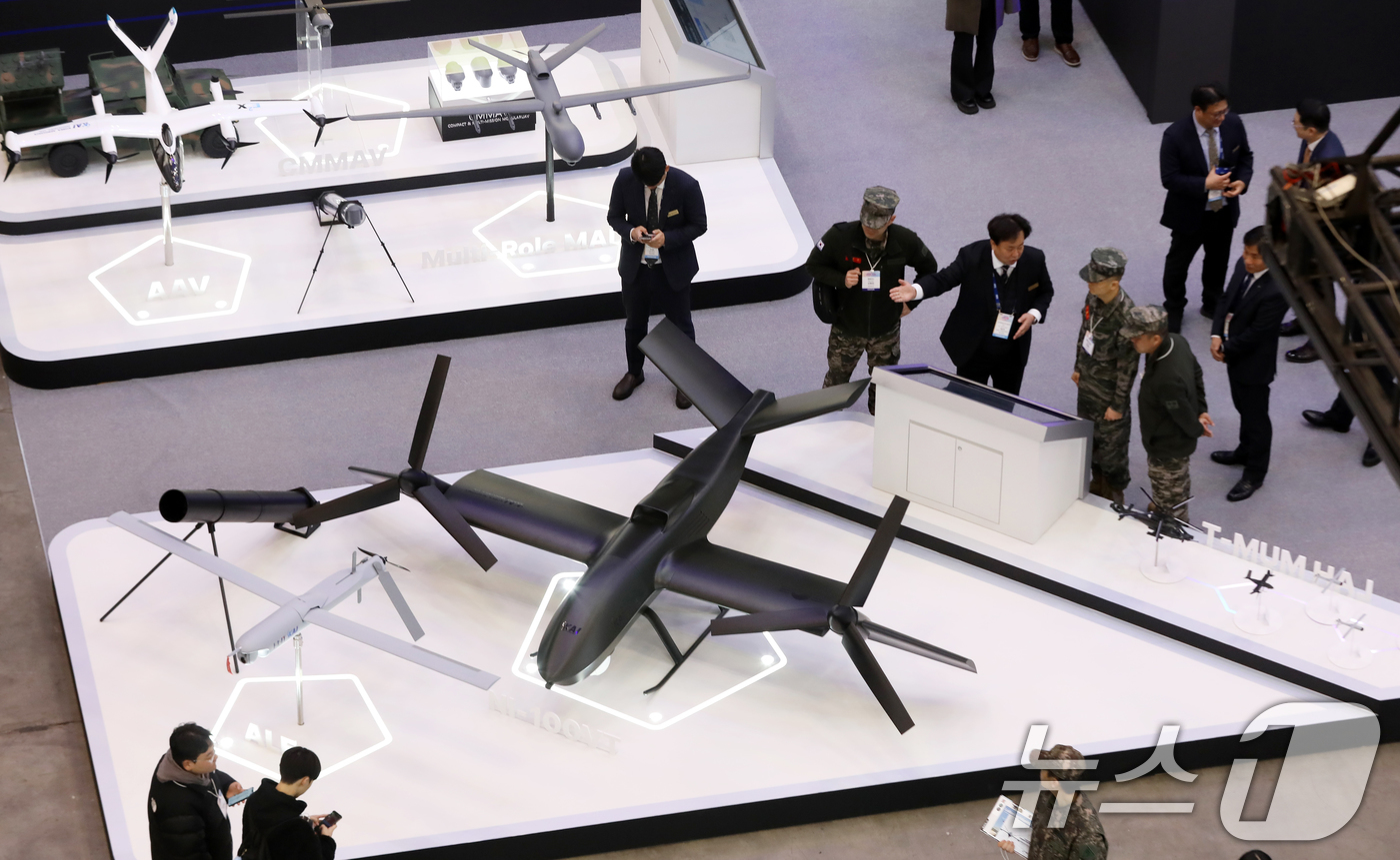 (부산=뉴스1) 윤일지 기자 = 25일 부산 해운대구 벡스코 제1전시장에서 열린 'DSK 2026(드론쇼코리아)'에서 관람객들이 한국항공우주산업(KAI) 부스에 전시된 다양한 무인 …
