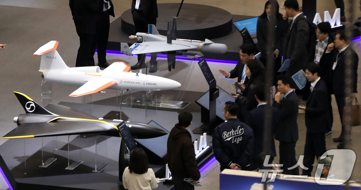 (부산=뉴스1) 윤일지 기자 = 25일 부산 해운대구 벡스코 제1전시장에서 열린 'DSK 2026(드론쇼코리아)'에서 관람객들이 대한항공 부스에 전시된 AI 소형 다목적무인기, 피 …