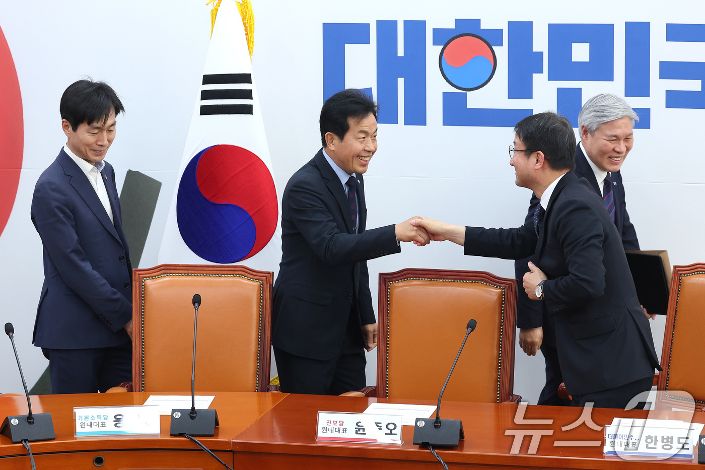 (서울=뉴스1) 신웅수 기자 = 한병도 더불어민주당 원내대표가 25일 서울 여의도 국회에서 열린 민주당-개혁진보4당 정치개혁 간담회에서 참석자들과 인사하고 있다.왼쪽부터 한창민 사 …