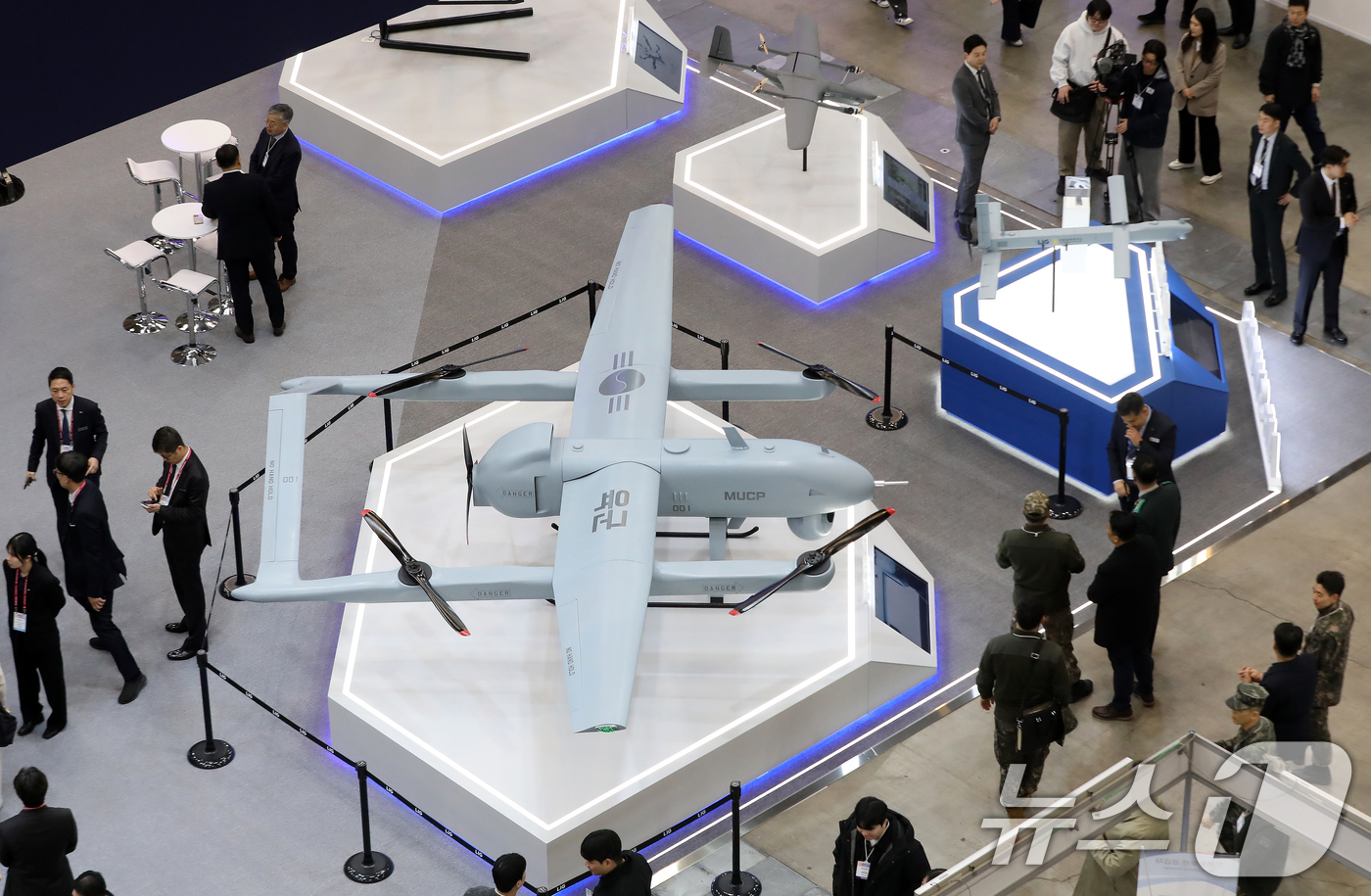 (부산=뉴스1) 윤일지 기자 = 25일 부산 해운대구 벡스코 제1전시장에서 열린 'DSK 2026(드론쇼코리아)'에서 관람객들이 LIG넥스원 부스에 AI 기반 군집무인기 등 다양한 …