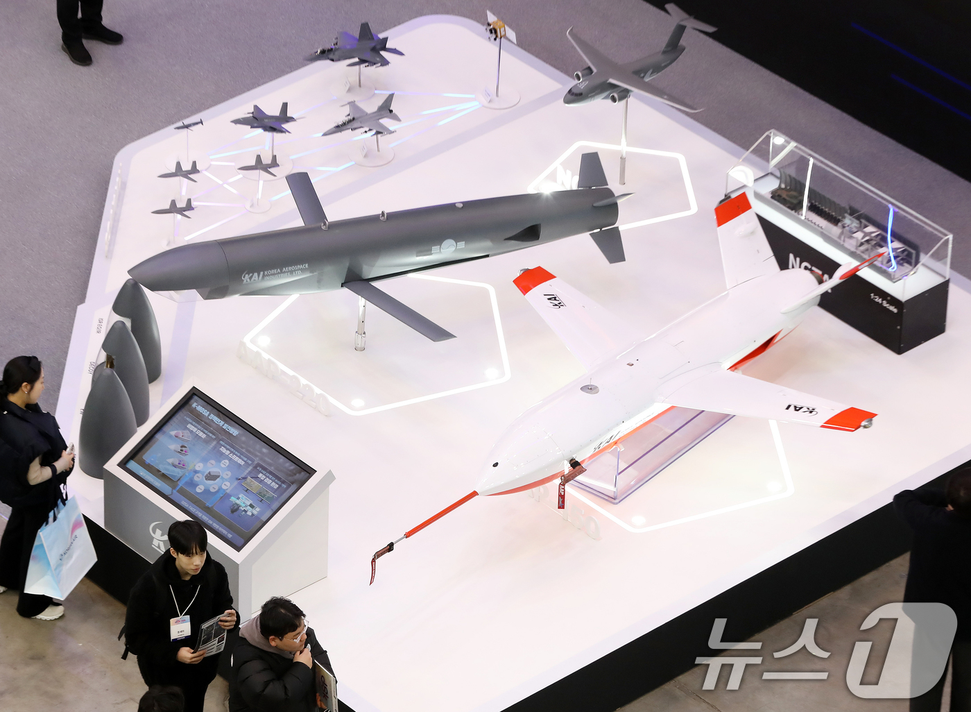 (부산=뉴스1) 윤일지 기자 = 25일 부산 해운대구 벡스코 제1전시장에서 열린 'DSK 2026(드론쇼코리아)'에서 관람객들이 한국항공우주산업(KAI) 부스에 전시된 다양한 무인 …