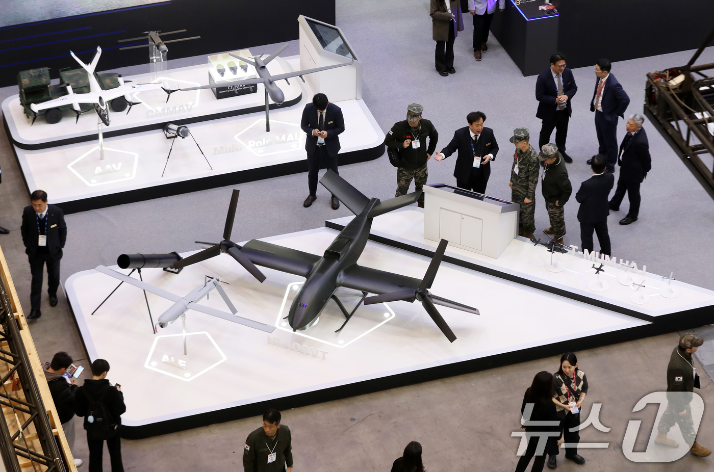 (부산=뉴스1) 윤일지 기자 = 25일 부산 해운대구 벡스코 제1전시장에서 열린 'DSK 2026(드론쇼코리아)'에서 관람객들이 한국항공우주산업(KAI) 부스에 전시된 다양한 무인 …
