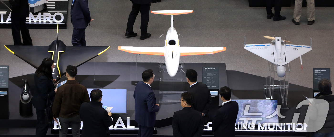 (부산=뉴스1) 윤일지 기자 = 25일 부산 해운대구 벡스코 제1전시장에서 열린 'DSK 2026(드론쇼코리아)'에서 관람객들이 대한항공 부스에 전시된 AI 소형 다목적무인기, 피 …