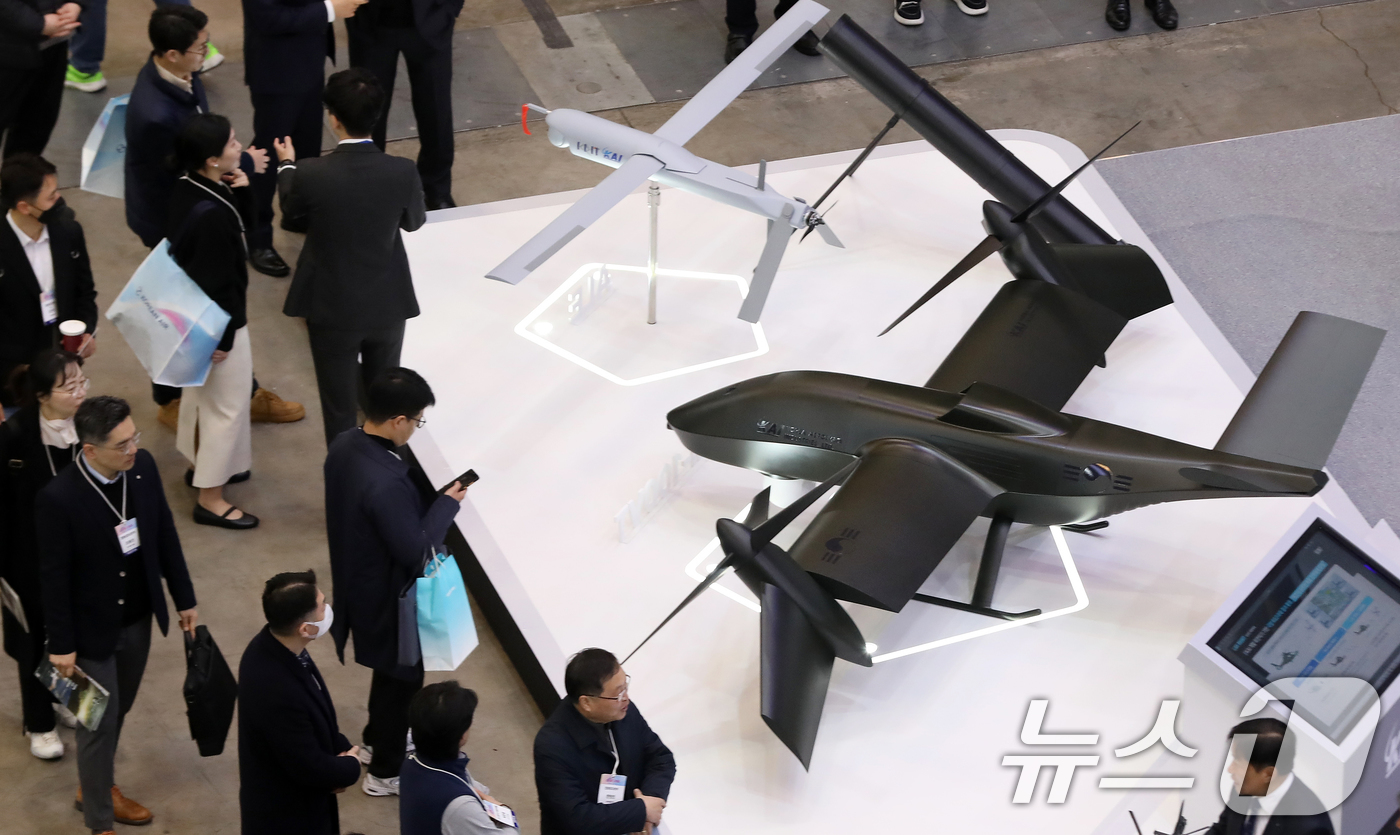 (부산=뉴스1) 윤일지 기자 = 25일 부산 해운대구 벡스코 제1전시장에서 열린 'DSK 2026(드론쇼코리아)'에서 관람객들이 한국항공우주산업(KAI) 부스에 전시된 다양한 무인 …