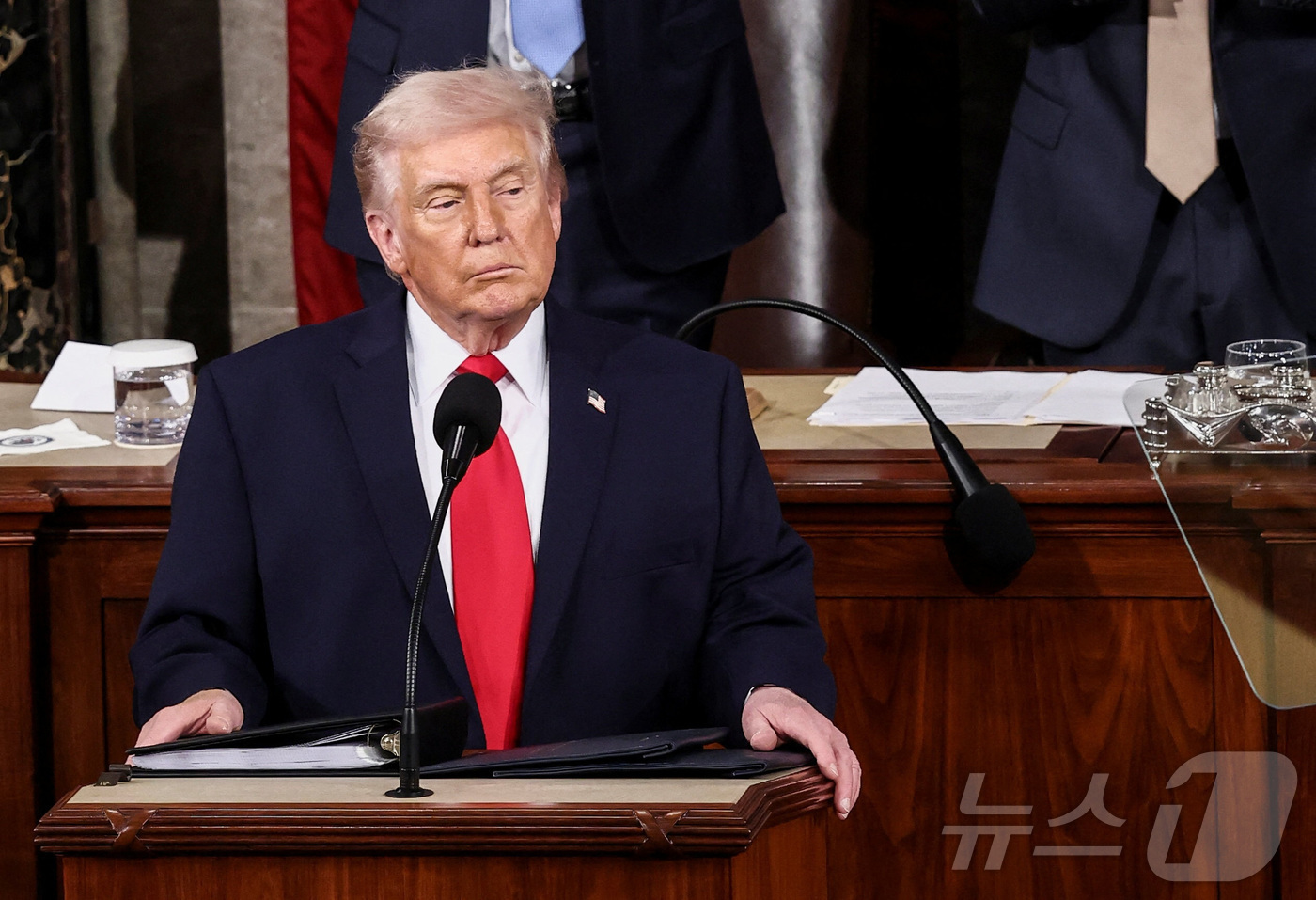 (워싱턴DC 로이터=뉴스1) 이정환 기자 = 도널드 트럼프 미국 대통령이 24일(현지시간) 워싱턴 DC 미국 국회의사당 하원 회의장에서 2기 첫 국정연설을 하고 있다. 2026.0 …