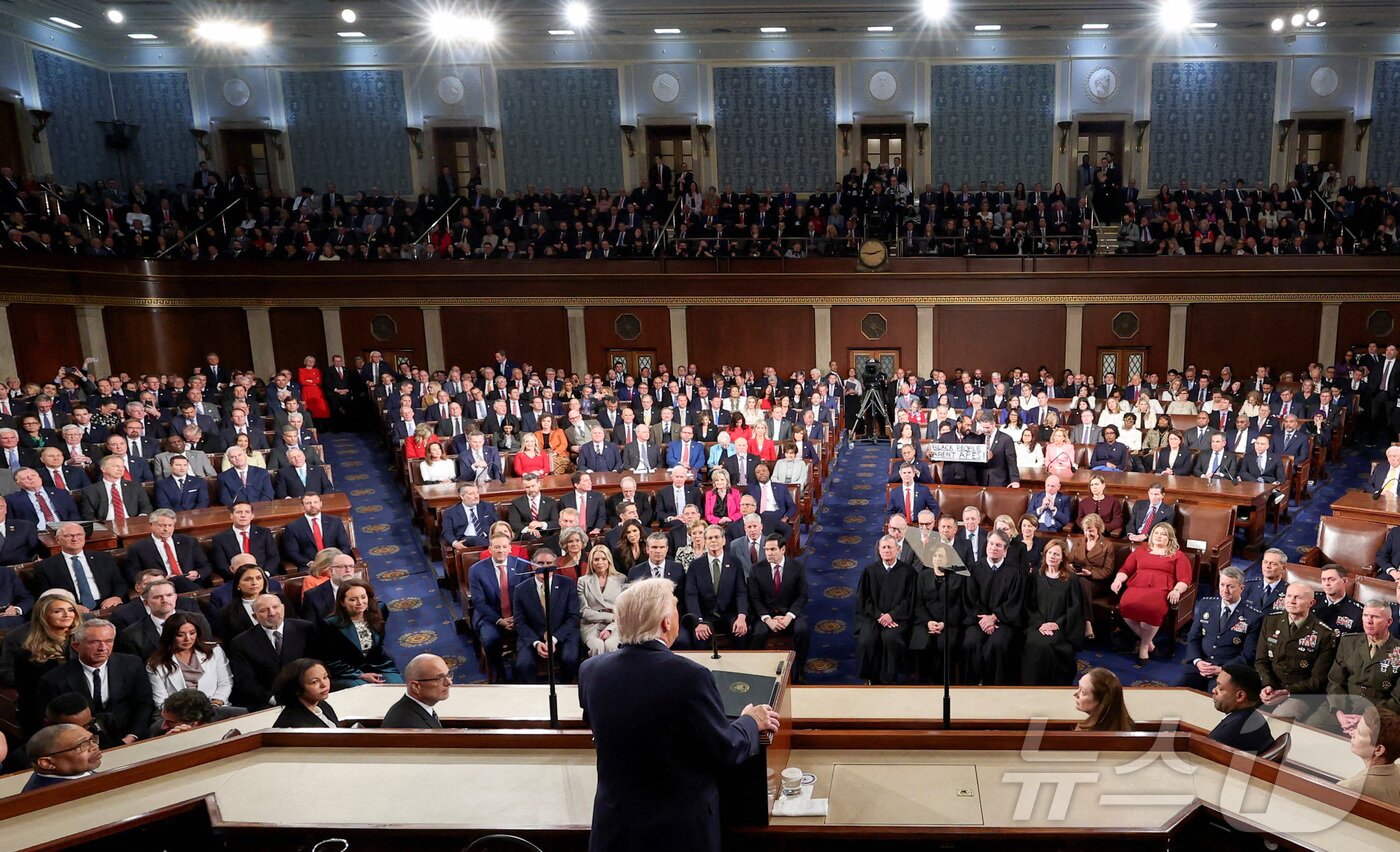 본문 이미지 - 도널드 트럼프 미국 대통령이 24일(현지시간) 워싱턴 DC 미국 국회의사당 하원 회의장에서 2기 첫 국정연설을 하고 있다. 2026.02.24. ⓒ 로이터=뉴스1