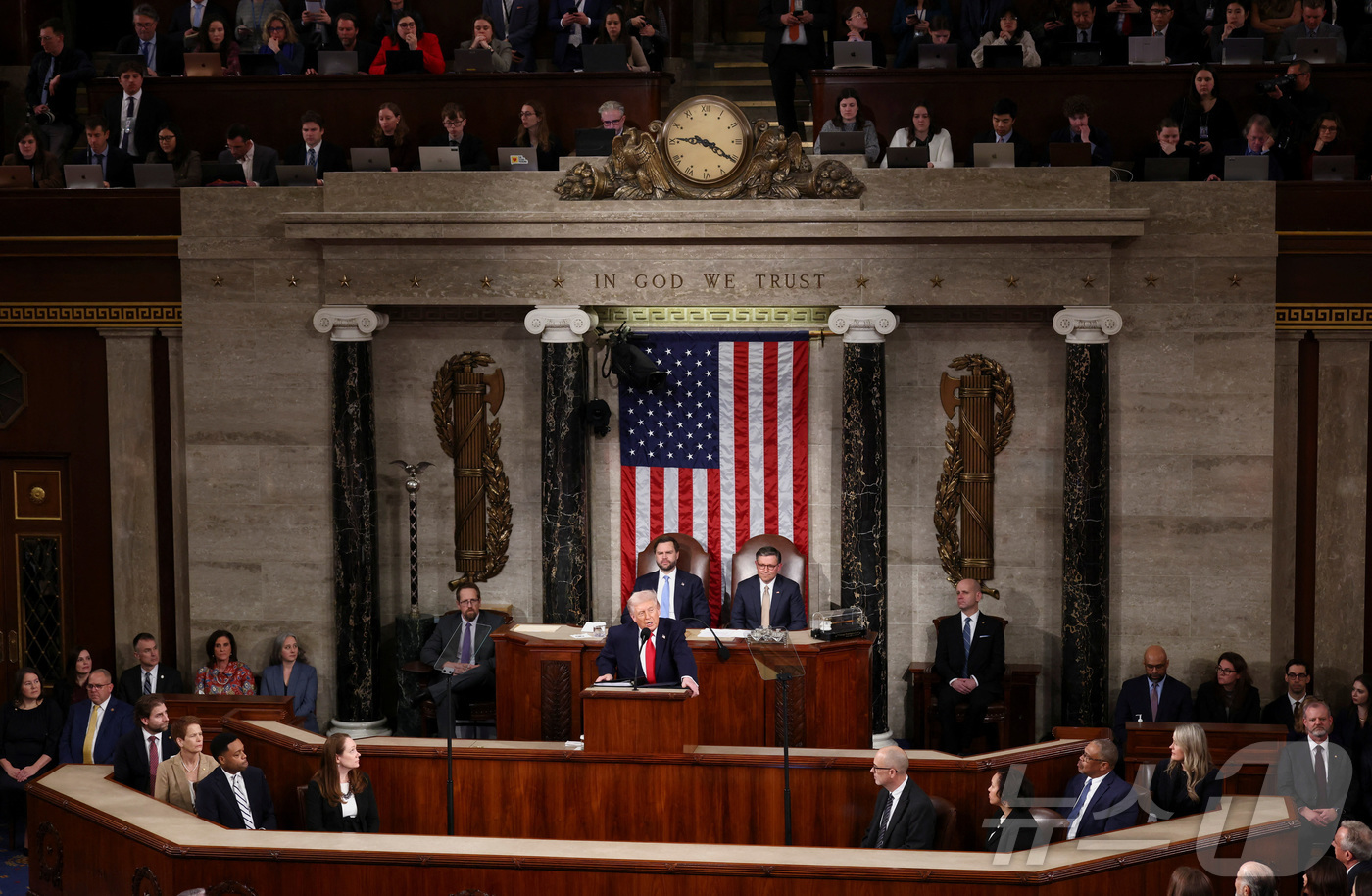 (워싱턴DC 로이터=뉴스1) 이정환 기자 = 도널드 트럼프 미국 대통령이 24일(현지시간) 워싱턴 DC 미국 국회의사당 하원 회의장에서 2기 첫 국정연설을 하고 있다. 2026.0 …