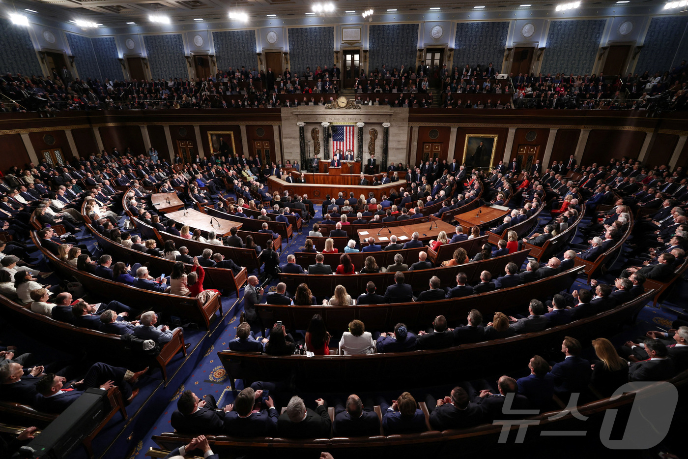 (워싱턴DC 로이터=뉴스1) 이정환 기자 = 도널드 트럼프 미국 대통령이 24일(현지시간) 워싱턴 DC 미국 국회의사당 하원 회의장에서 2기 첫 국정연설을 하고 있다. 2026.0 …