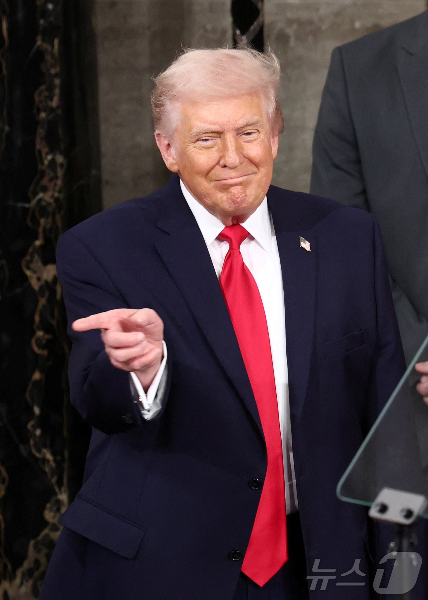 (워싱턴DC 로이터=뉴스1) 이정환 기자 = 도널드 트럼프 미국 대통령이 24일(현지시간) 워싱턴 DC 미국 국회의사당 하원 회의장에서 2기 첫 국정연설을 하기 직전 손짓하고 있다 …