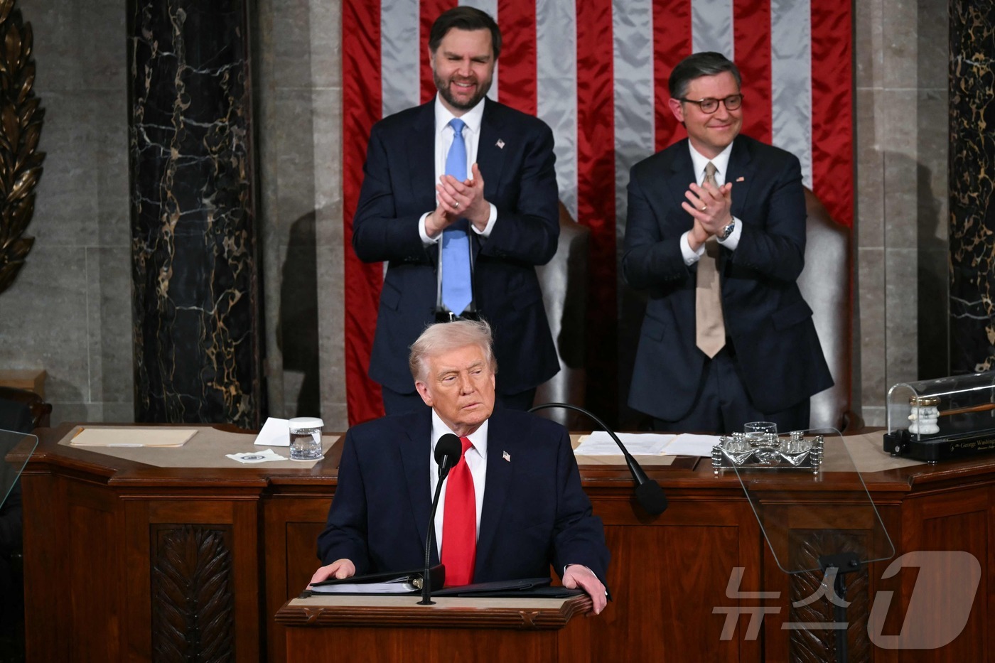 (워싱턴DC AFP=뉴스1) 이정환 기자 = 도널드 트럼프 미국 대통령이 24일(현지시간) 워싱턴 DC 미국 국회의사당 하원 회의장에서 2기 첫 국정연설을 하고 있다. 2026.0 …