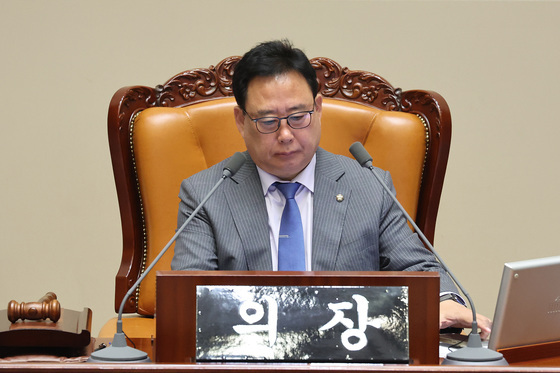 '국회법 개정' 의장석 앉은 어기구 위원장