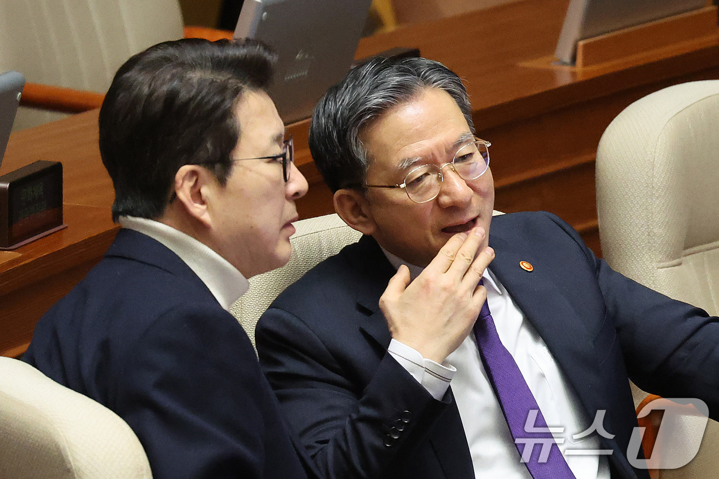 (서울=뉴스1) 신웅수 기자 = 정성호 법무부 장관과 신동욱 국민의힘 의원이 25일 서울 여의도 국회에서 열린 제432회국회(임시회) 제8차 본회의에서 대화하고 있다. 2026.2 …