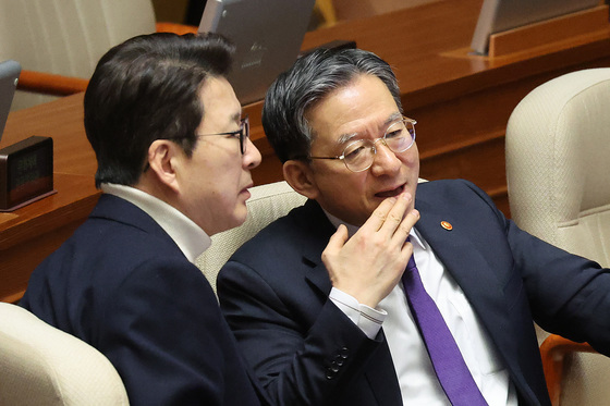 본회의장에서 대화하는 정성호·신동욱