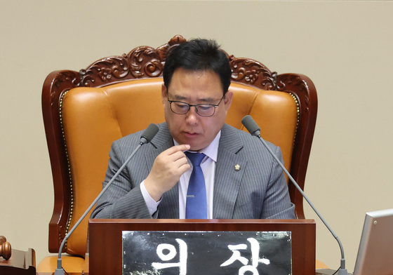 의장석 자리한 어기구 위원장