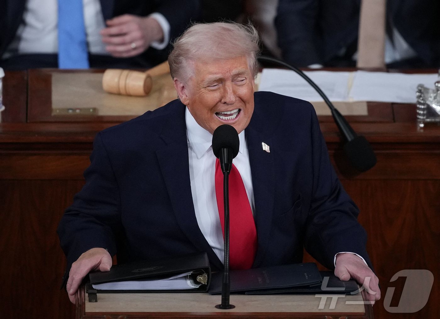 (워싱턴DC AFP=뉴스1) 이정환 기자 = 도널드 트럼프 미국 대통령이 24일(현지시간) 워싱턴 DC 미국 국회의사당 하원 회의장에서 2기 첫 국정연설을 하고 있다. 2026.0 …