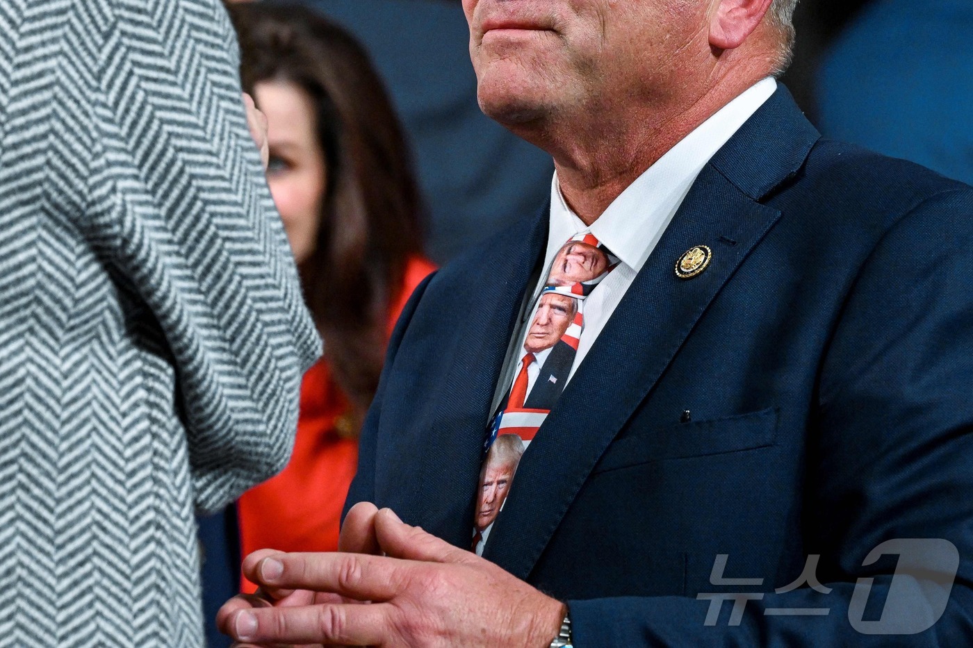 (워싱턴DC AFP=뉴스1) 이정환 기자 = 24일(현지시간) 워싱턴 D.C. 미국 국회의사당 하원 회의장에서 도널드 트럼프 대통령이 두 번째 임기 첫 국정 연설을 시작하기 전 텍 …